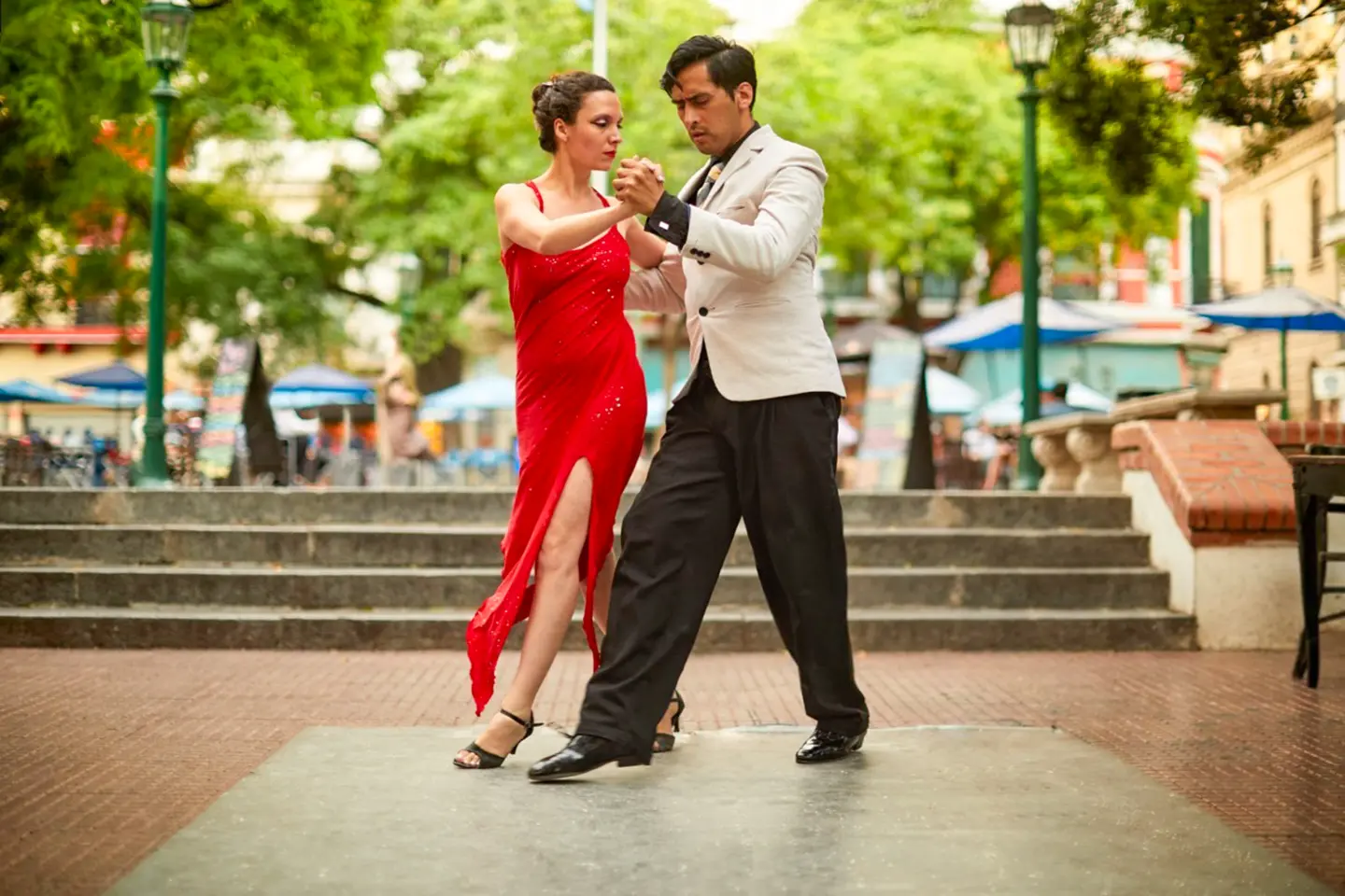 Pareja bailando tango en las calles de San Telmo